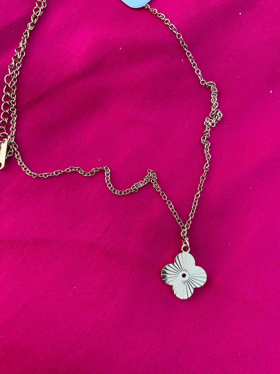 Stainless Steel Radiant Flower Pendant Necklace (Gold)
