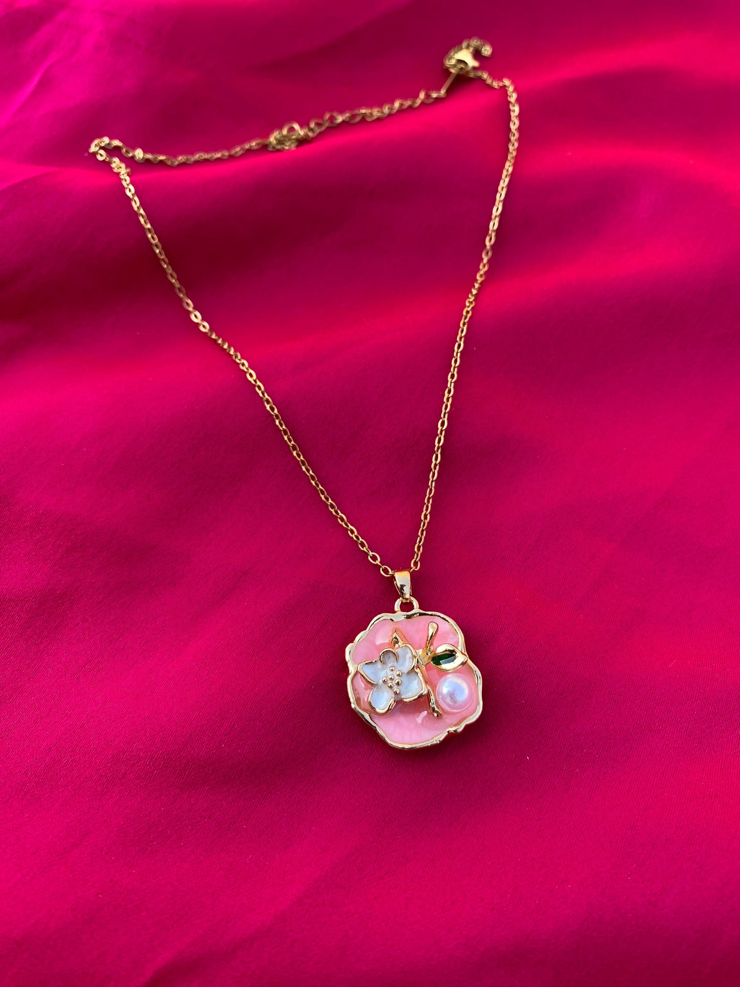 Necklace with a floral pendant (stainless steel)