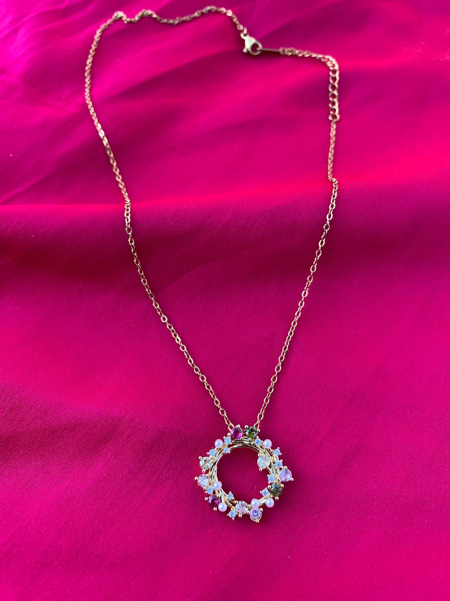 Necklace with a circular pendant featuring colorful stones (stainless steel)