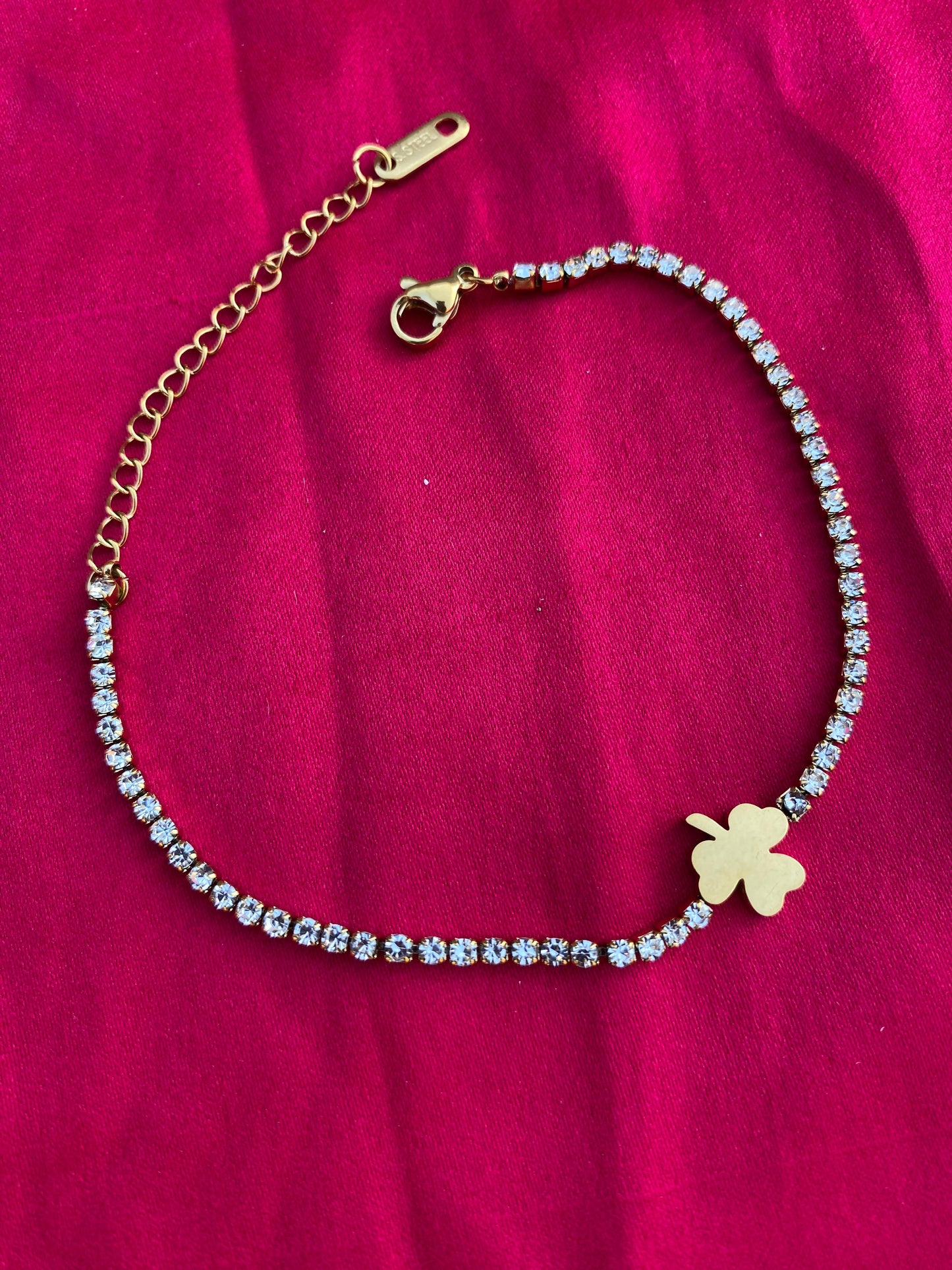 Gold bracelet with a clover charm (stainless steel)
