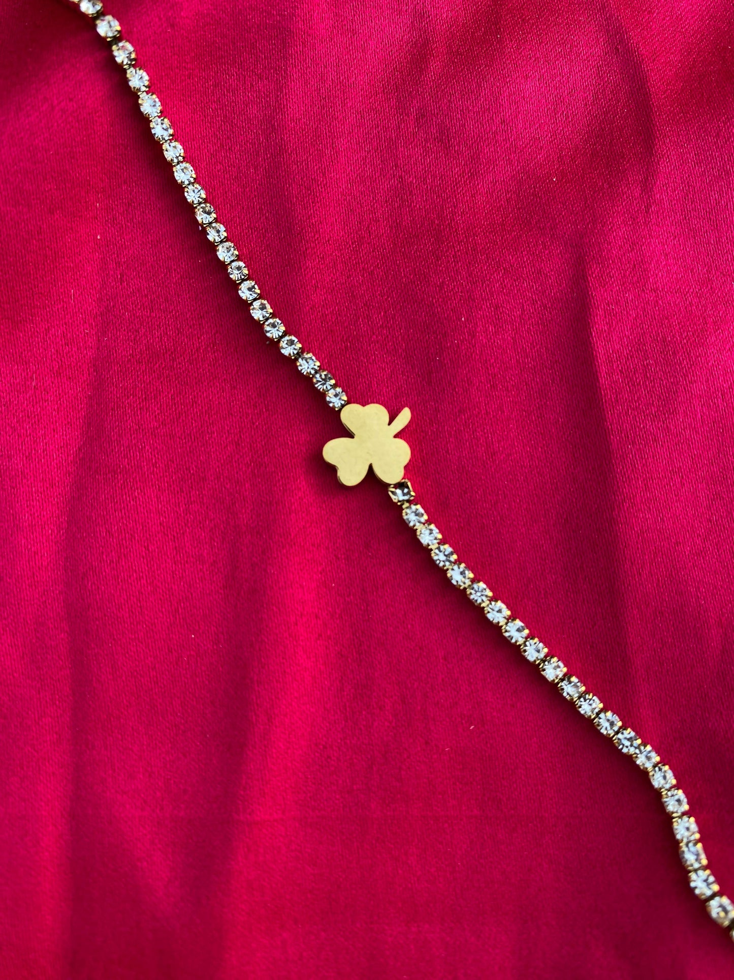 Gold bracelet with a clover charm (stainless steel)
