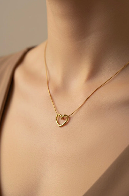 Hollow heart gold necklace – close-up halo detail